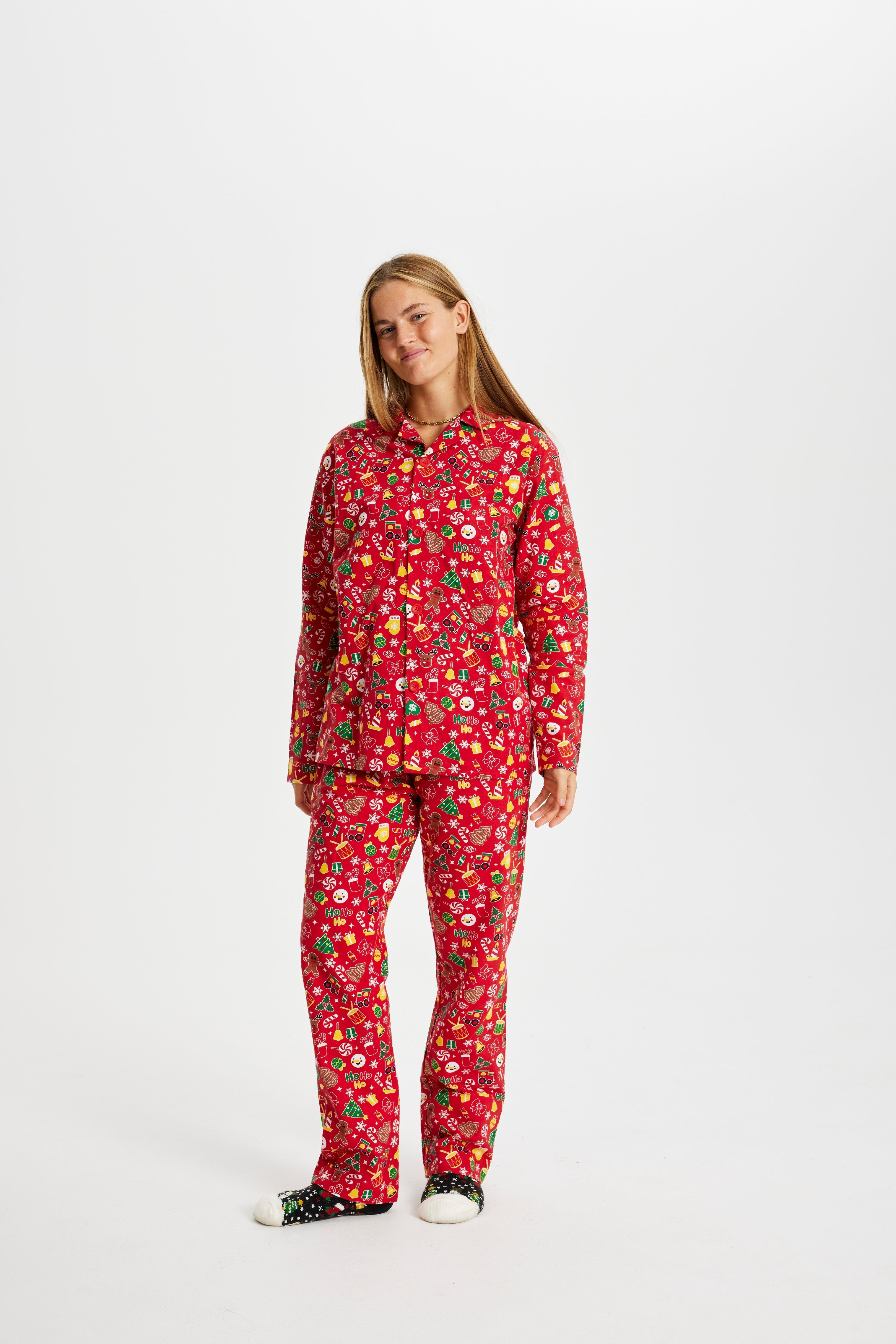 Roter Weihnachtspyjama Damen aus Flanell mit buntem Weihnachtsmotiv, langärmlig und langbeinig.